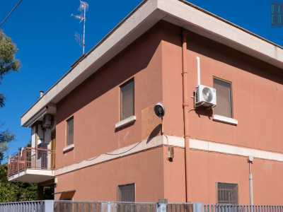 ...il torrino si trova di fronte a un edificio rossastro: una delle poche case cantoniere ancora presenti nel capoluogo pugliese